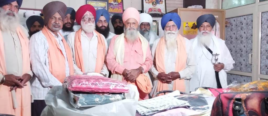 Vishwakarma Trust gifts suits to newlywed couples at mass marriage ceremony